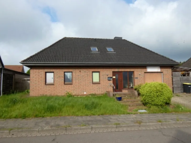 Einfamilienhaus mit integrierter Garage nebst Schuppenanbau in Heide