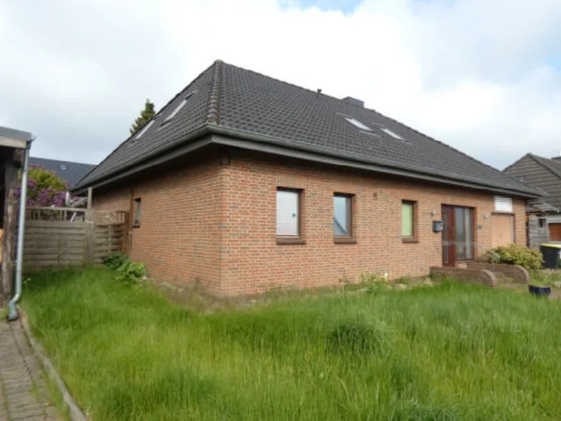 Einfamilienhaus mit integrierter Garage nebst Schuppenanbau in Heide — Bild 2