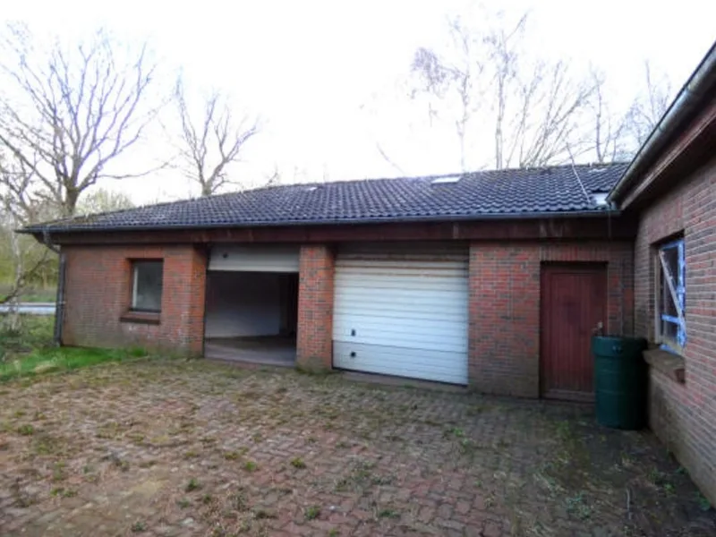 Einfamilienwohnhaus (erheblicher Brandschaden) nebst Doppelgarage in Weddingstedt