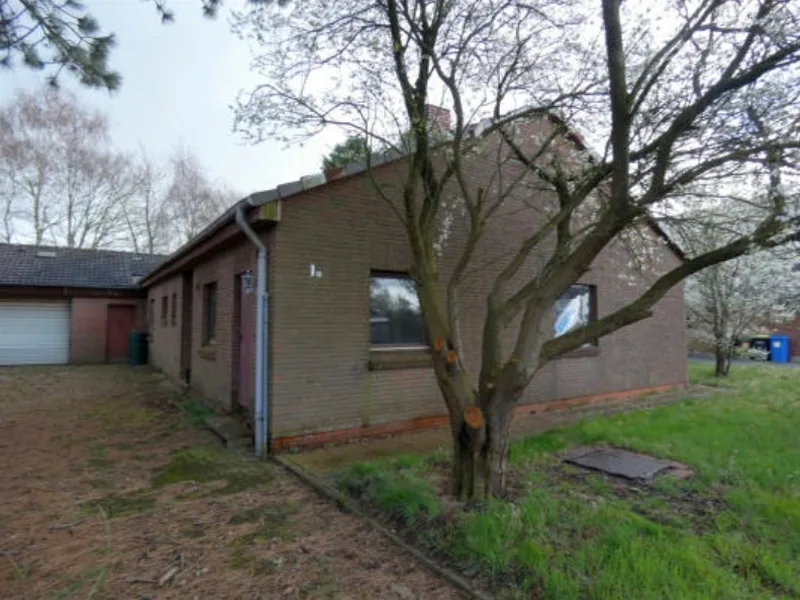 Einfamilienwohnhaus (erheblicher Brandschaden) nebst Doppelgarage in Weddingstedt — Bild 2