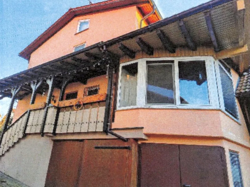 Zwei Einfamilienwohnhäuser und Scheune in Schwanheim