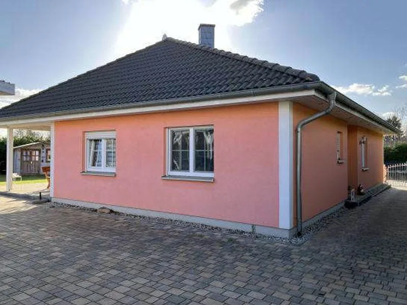 Einfamilienhaus mit Doppelcarport und Schuppen in Petershagen