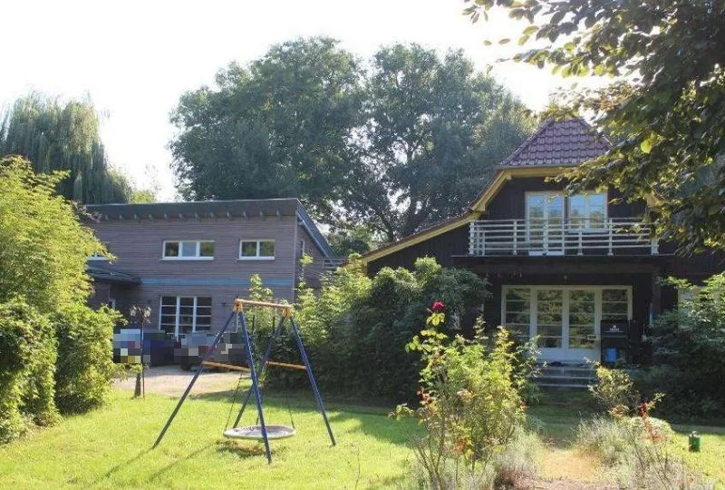Zweifamilienhaus mit Nebengebäuden in Rüdersdorf bei Berlin — Bild 2