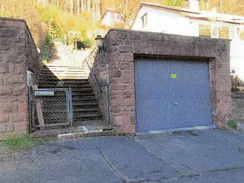 Einfamilienhaus, unbebautes Grundstück und Garagengebäude in Wilhelmsfeld — Bild 3