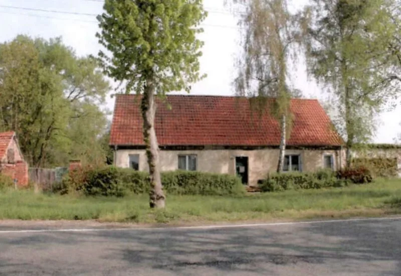 Einfamilienhaus mit Garage und Nebengebäude in Zechin — Bild 2