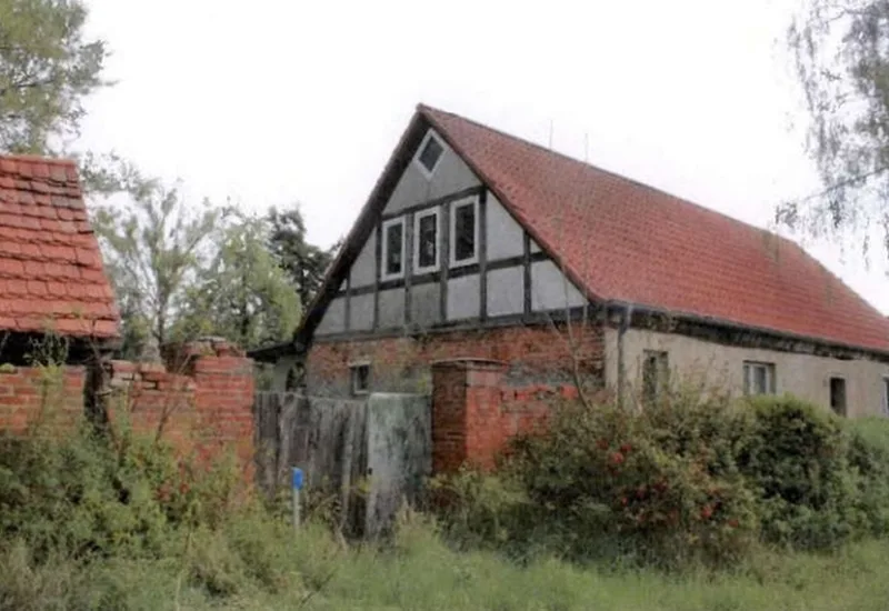 Einfamilienhaus mit Garage und Nebengebäude in Zechin — Bild 3