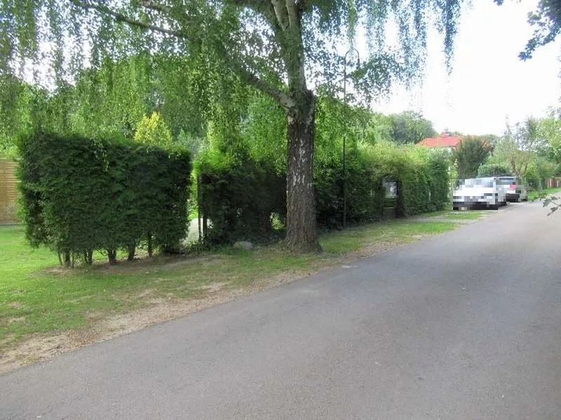 Grundstück mit abrissreifem Wochenendhaus und Nebengebäude in Panketal OT Schwanebeck — Bild 2