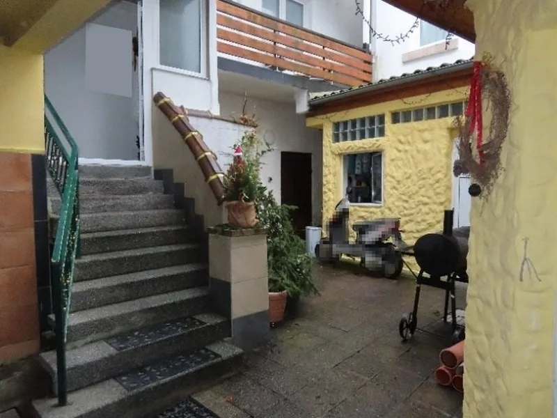 Mehrfamilienhausanlage mit gewerblicher Nutzung und Nebengebäuden in Schönau — Bild 2
