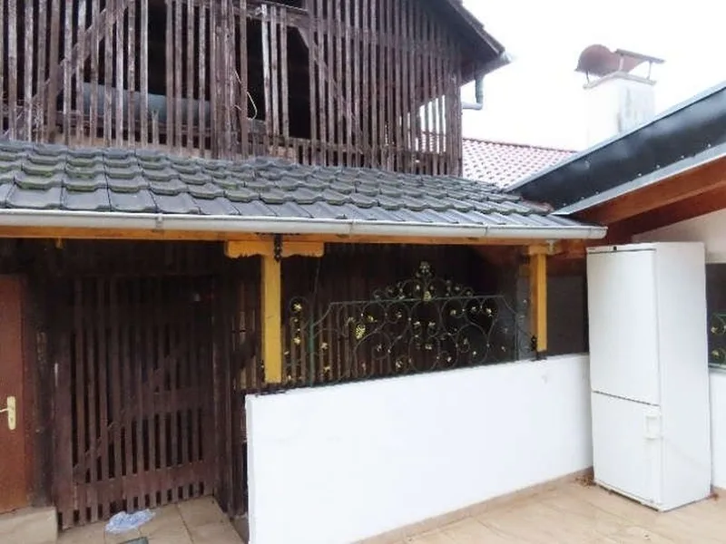 Mehrfamilienhausanlage mit gewerblicher Nutzung und Nebengebäuden in Schönau — Bild 3