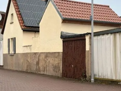 Einfamilienhaus nebst Nebengebäude und Garage