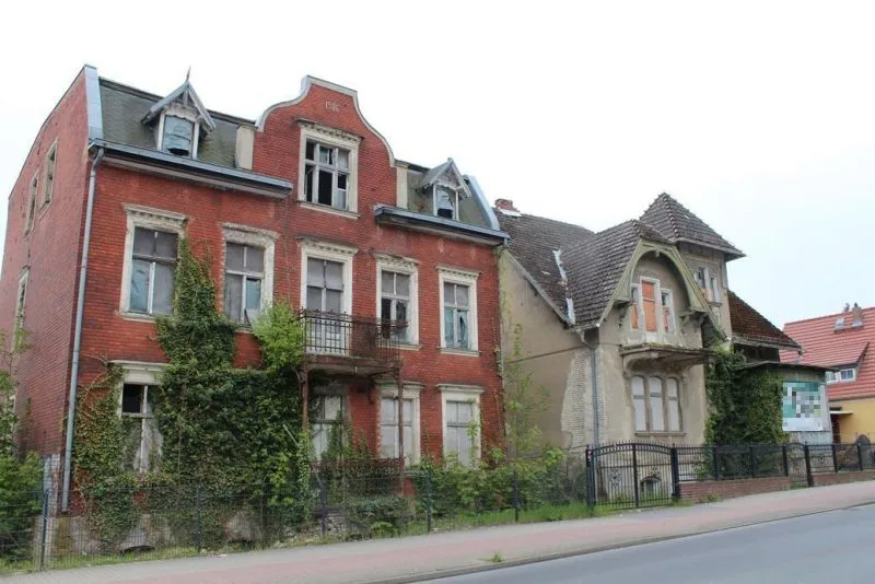 Zwei Villengebäude und Abrissgebäude in Rüdersdorf bei Berlin