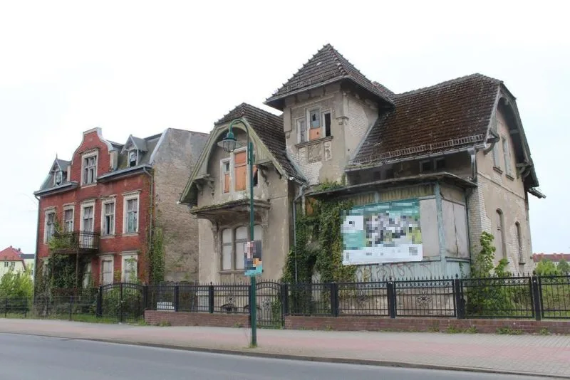 Zwei Villengebäude und Abrissgebäude in Rüdersdorf bei Berlin — Bild 2
