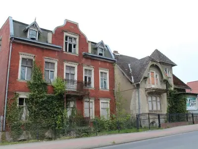Zwei Villengebäude und Abrissgebäude in Rüdersdorf bei Berlin