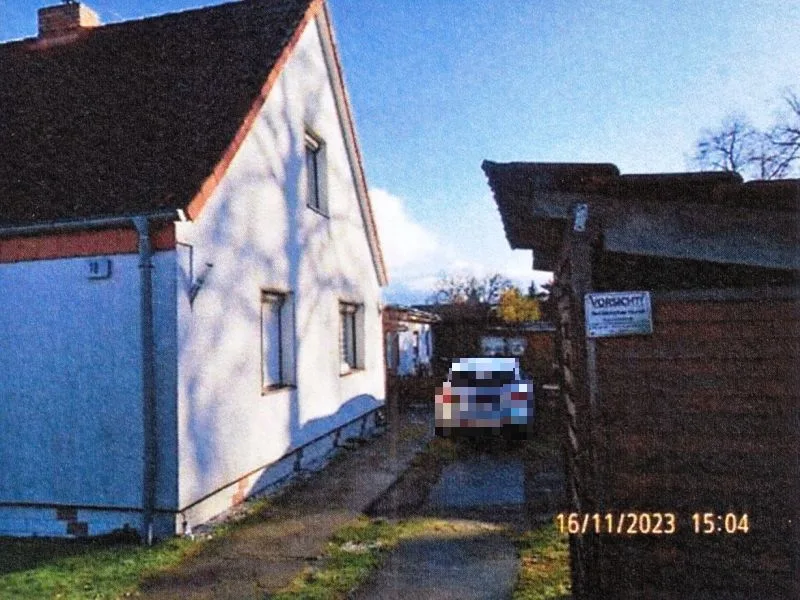 Einfamilienhaus mit mehreren Garagen und Carport in Fürstenwalde/Spree