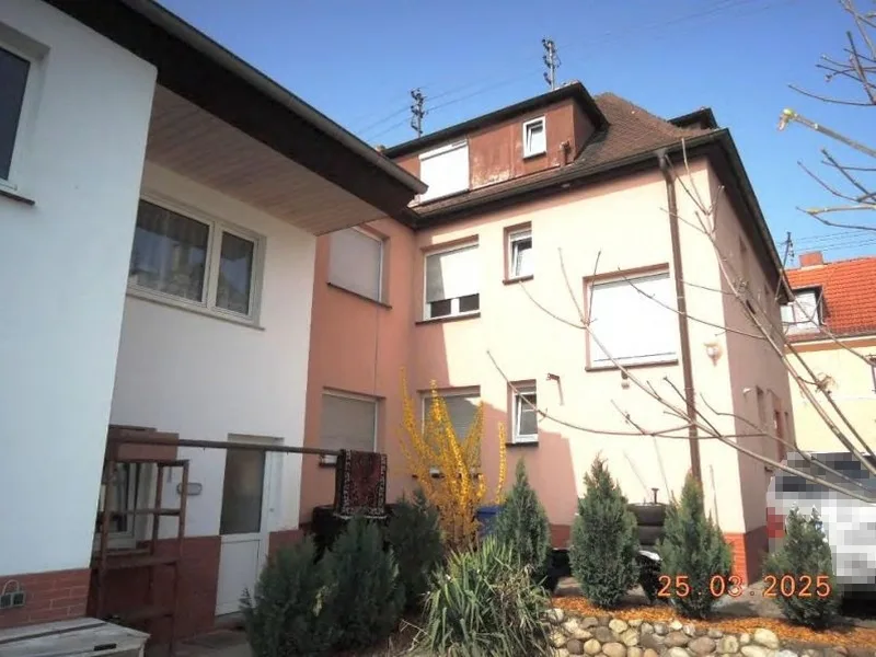 Einseitig angebautes Wohnhaus mit Anbau und Seitengebäude in Ludwigshafen