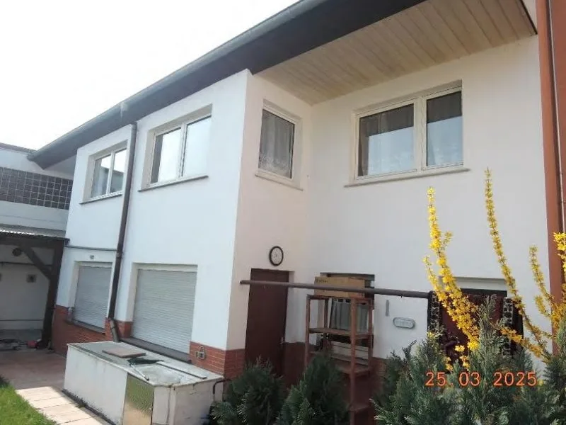 Einseitig angebautes Wohnhaus mit Anbau und Seitengebäude in Ludwigshafen — Bild 2