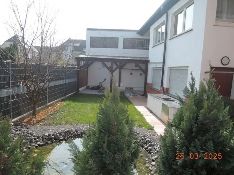 Einseitig angebautes Wohnhaus mit Anbau und Seitengebäude in Ludwigshafen — Bild 3