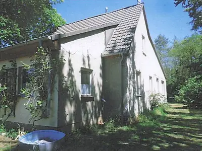 Einfamilienhaus und Waldfläche in Jacobsdorf