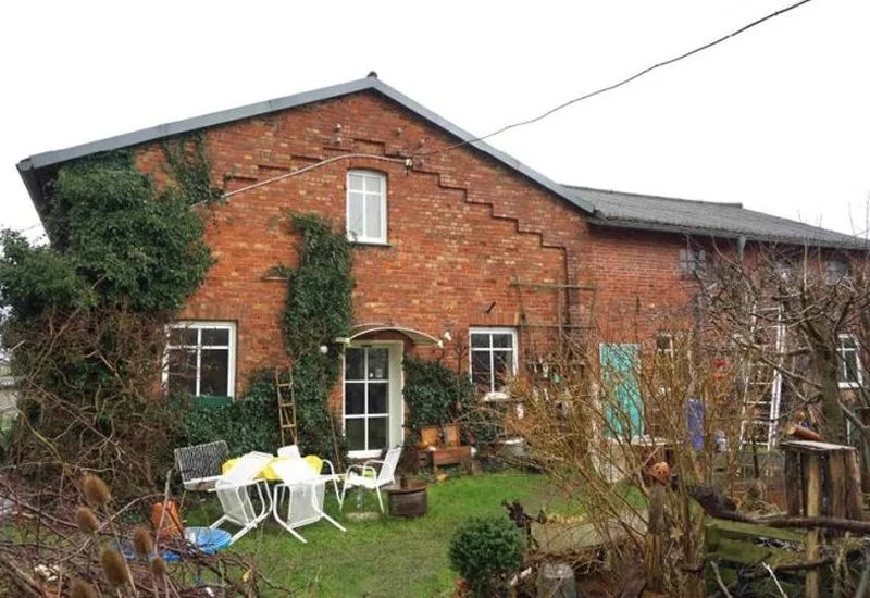 1/5 Miteigentumsanteil an Einfamilienwohnhaus mit Anbau und Nebengebäuden in Görmin OT Passow — Bild 2