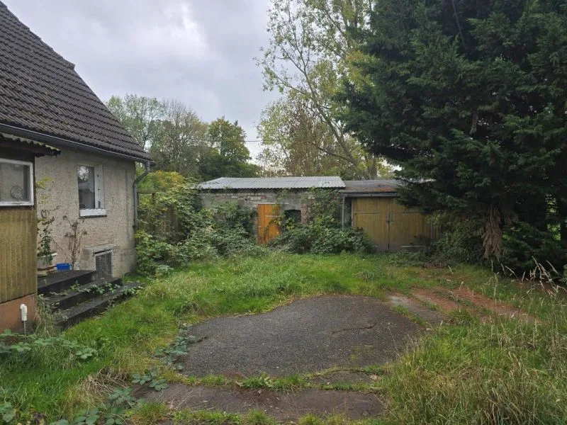 Reihenhaus mit 3 Wohneinheiten und einfachen Nebengebäuden in Schmoldow — Bild 3