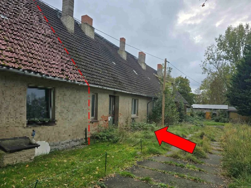 Reihenhaus mit 3 Wohneinheiten und einfachen Nebengebäuden in Schmoldow — Bild 2
