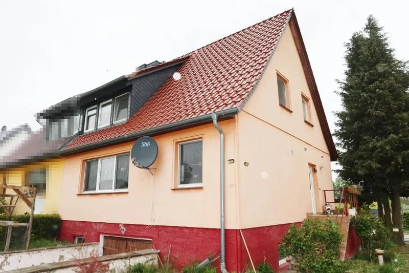 Doppelhaushälfte mit Nebengebäude in Lassan