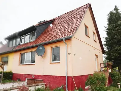 Doppelhaushälfte mit Nebengebäude in Lassan