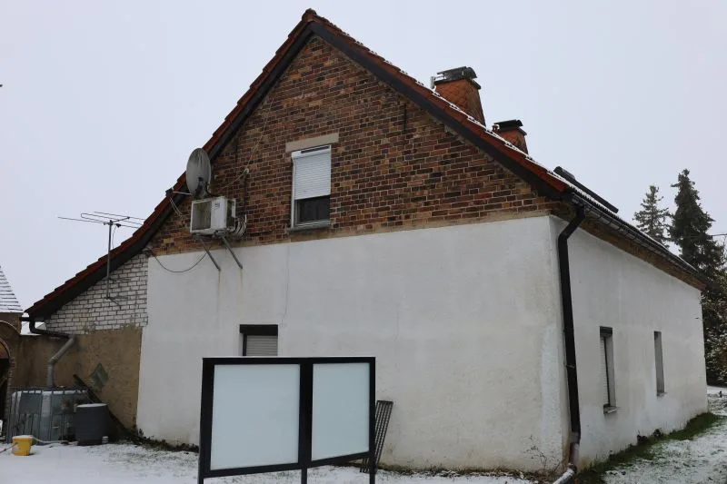 Vierseitenhof und Land-/Forstwirtschaftsfläche in Neu