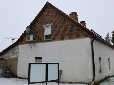 Vierseitenhof und Land-/Forstwirtschaftsfläche in Neu