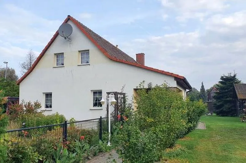 Einfamilienhaus mit Garagenanbau und Nebengebäude in Luckaitztal OT Schöllnitz — Bild 2