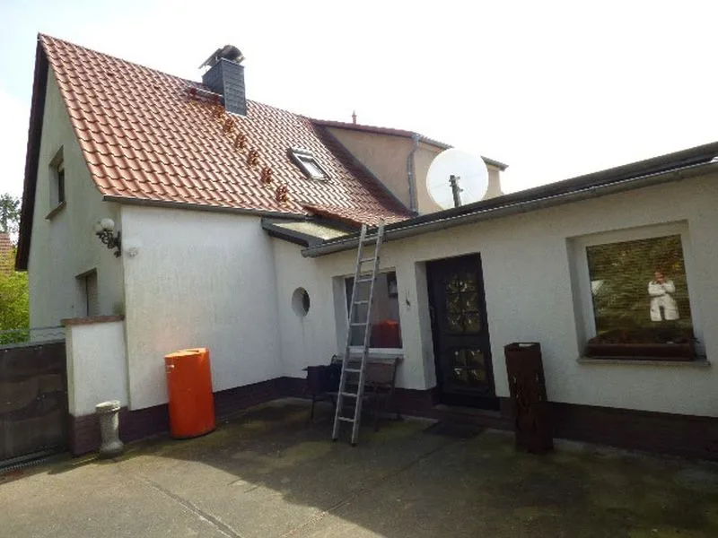 Einfamilienhaus (Doppelhaushälfte) mit Nebengebäuden in Lauchhammer — Bild 2