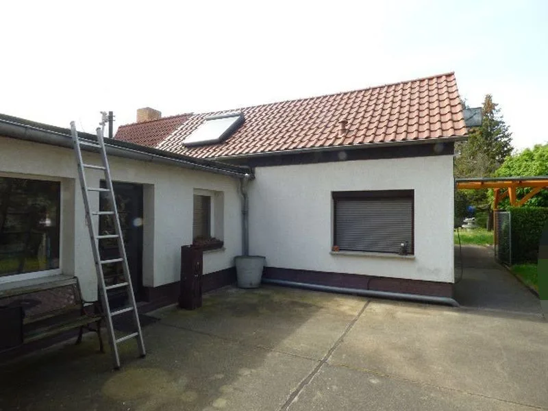 Einfamilienhaus (Doppelhaushälfte) mit Nebengebäuden in Lauchhammer — Bild 3