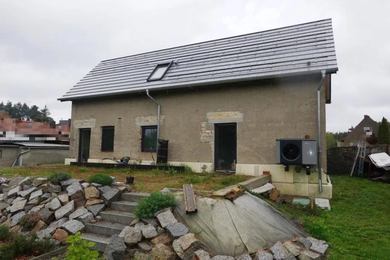 Wohnhaus mit Erweiterungs-/Verbindungsbau und Nebengebäude in Hermsdorf — Bild 2