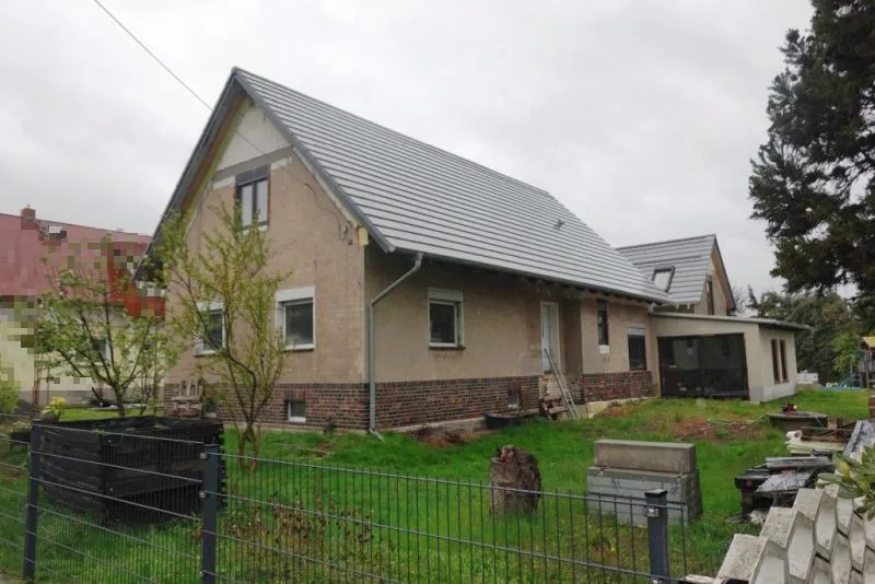 Wohnhaus mit Erweiterungs-/Verbindungsbau und Nebengebäude in Hermsdorf — Bild 3