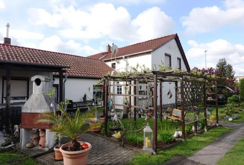 Doppelhaushälfte mit Anbau und Nebengebäude in Senftenberg — Bild 2