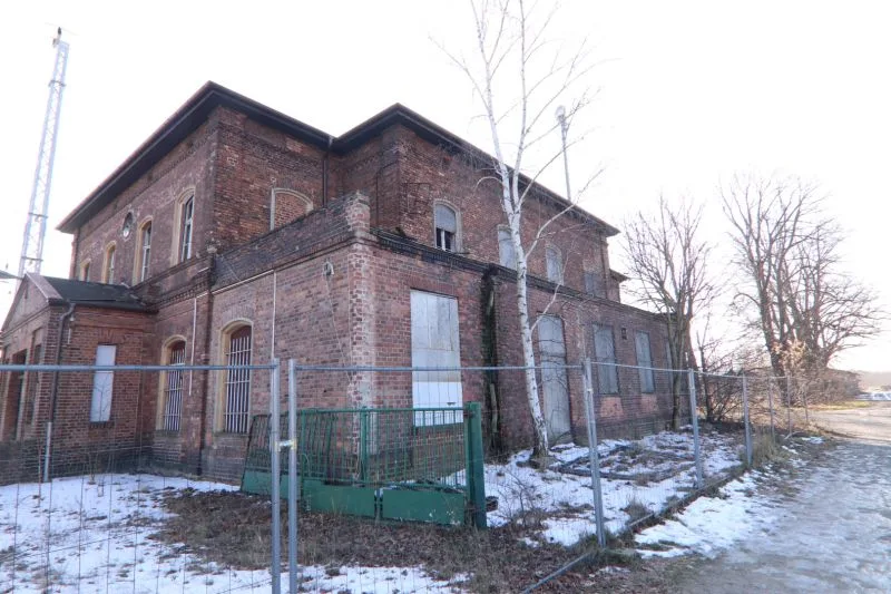 Unsaniertes, ehemaliges Bahnhofsgebäude n Ruhland in Ruhland