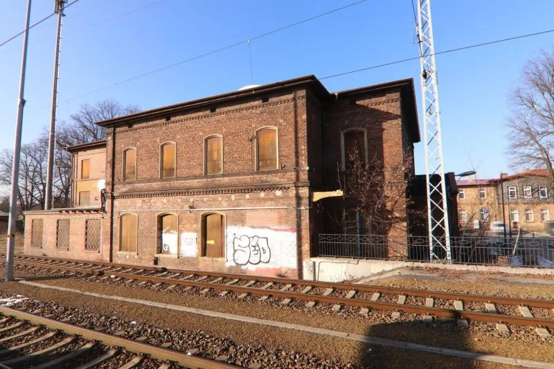 Unsaniertes, ehemaliges Bahnhofsgebäude n Ruhland in Ruhland — Bild 2