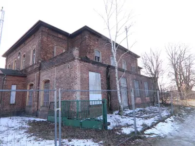 Unsaniertes, ehemaliges Bahnhofsgebäude n Ruhland in Ruhland