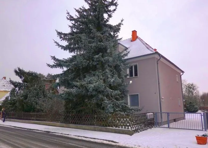 Mehrfamilienhaus mit Nebengebäude in Senftenberg