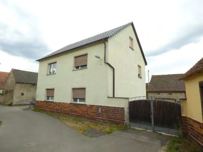 Zweifamilienwohnhaus mit Nebengebäuden in Ruhland — Bild 2