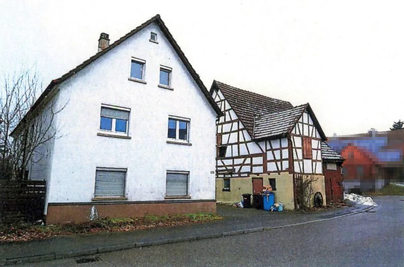 Doppelwohnhaus mit Doppelgarage und Scheunengebäude in Langenbrettach