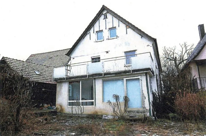 Doppelwohnhaus mit Doppelgarage und Scheunengebäude in Langenbrettach — Bild 2