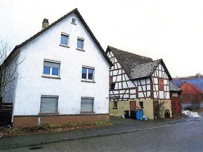 Doppelwohnhaus mit Doppelgarage und Scheunengebäude in Langenbrettach