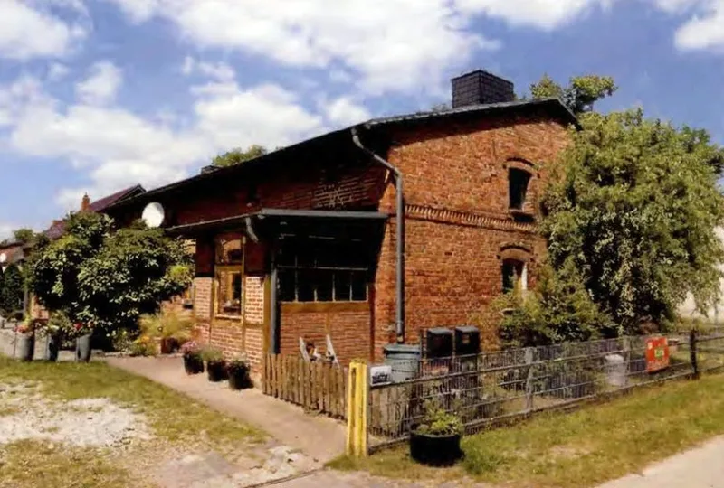 Zweifamilienhaus mit Nebengebäuden in Wilhelmsburg OT Eichhof — Bild 2