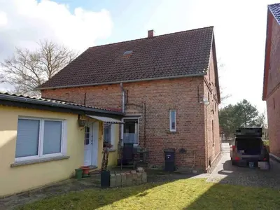 Wohnhaus mit Nebengebäuden in Meiersberg