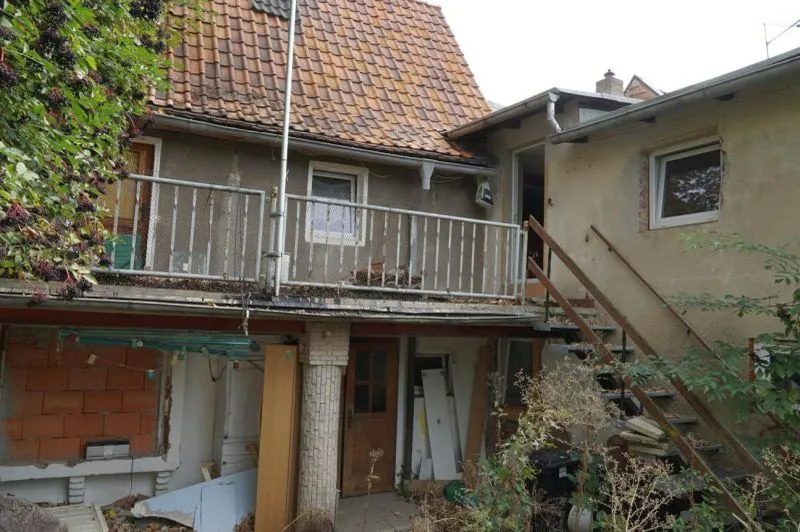 Einfamilienhaus mit hofseitigem Anbau und Nebenbauten in Arnstein OT Sandersleben