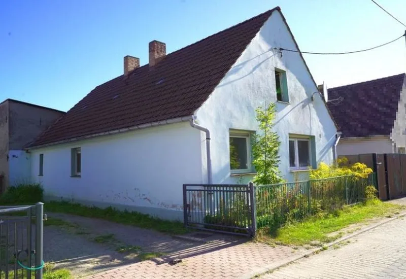 Einfamilienwohnhaus mit Nebengebäuden in Heideblick