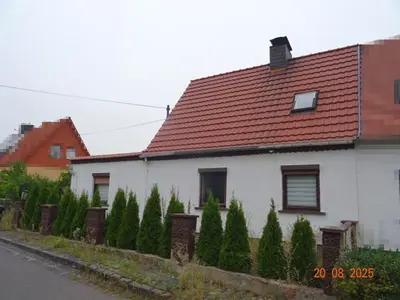 Einfamilienhaus (Doppelhaushälfte) mit Garage und 2 Nebengebäuden in Helbra