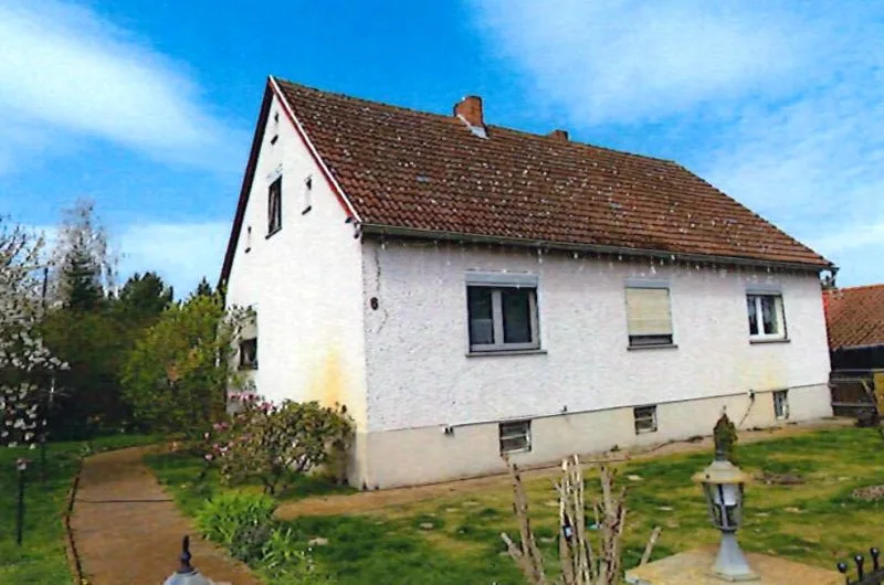 Wohnhaus mit Wirtschaftsgebäude, Werkstatt, Garage und Garagenanbau in Straupitz