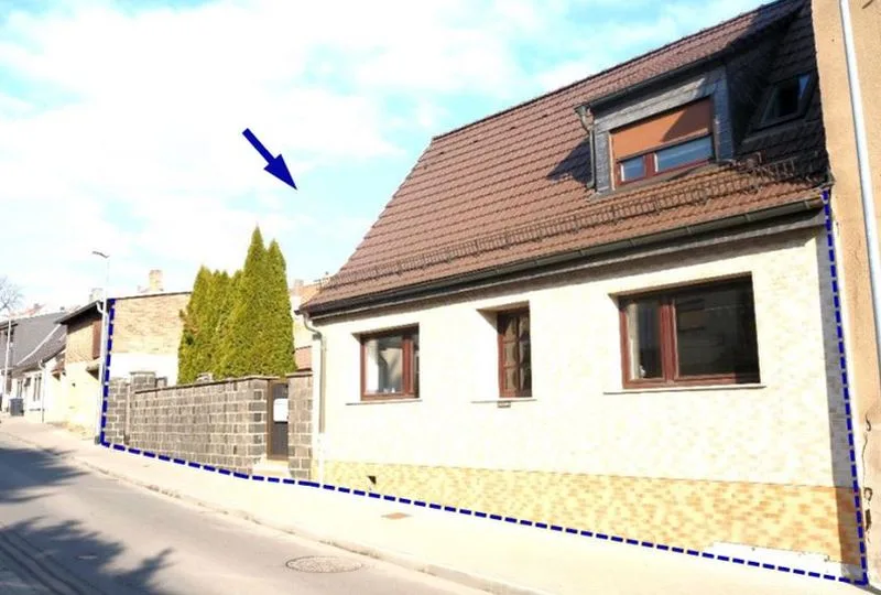 Einfamilien-Doppelhaushälfte mit Nebengelass in Hettstedt